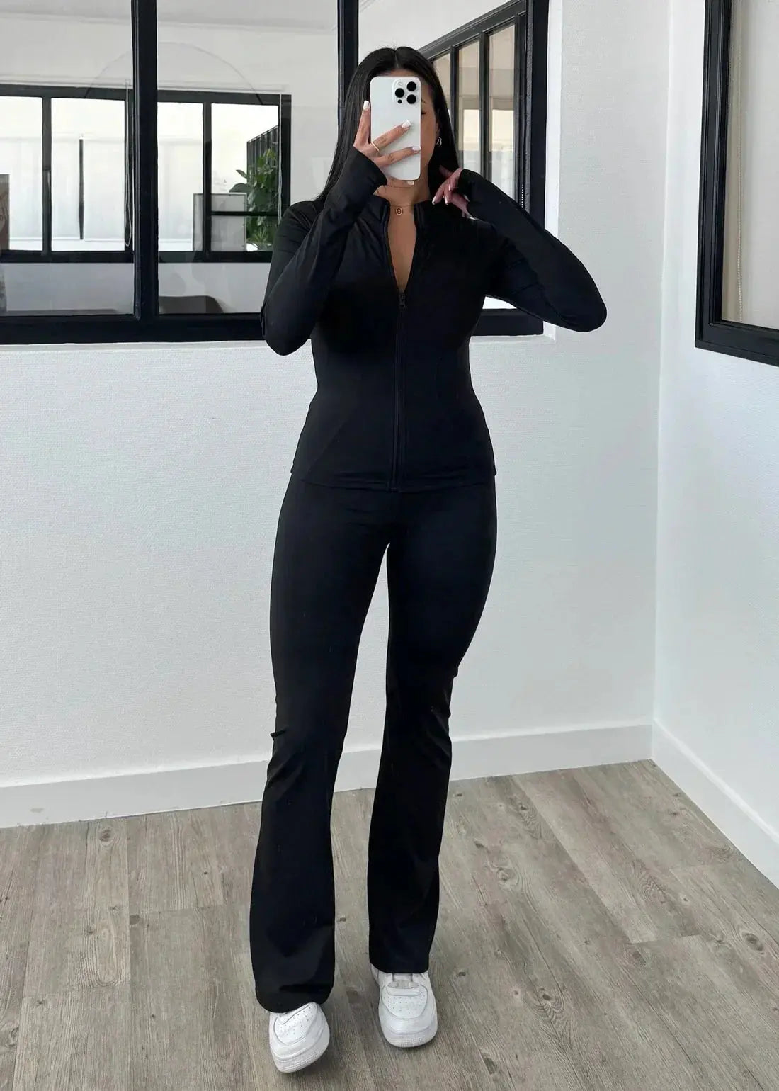 Ensemble de sport deux pieces veste zippee et legging evase par Xenia