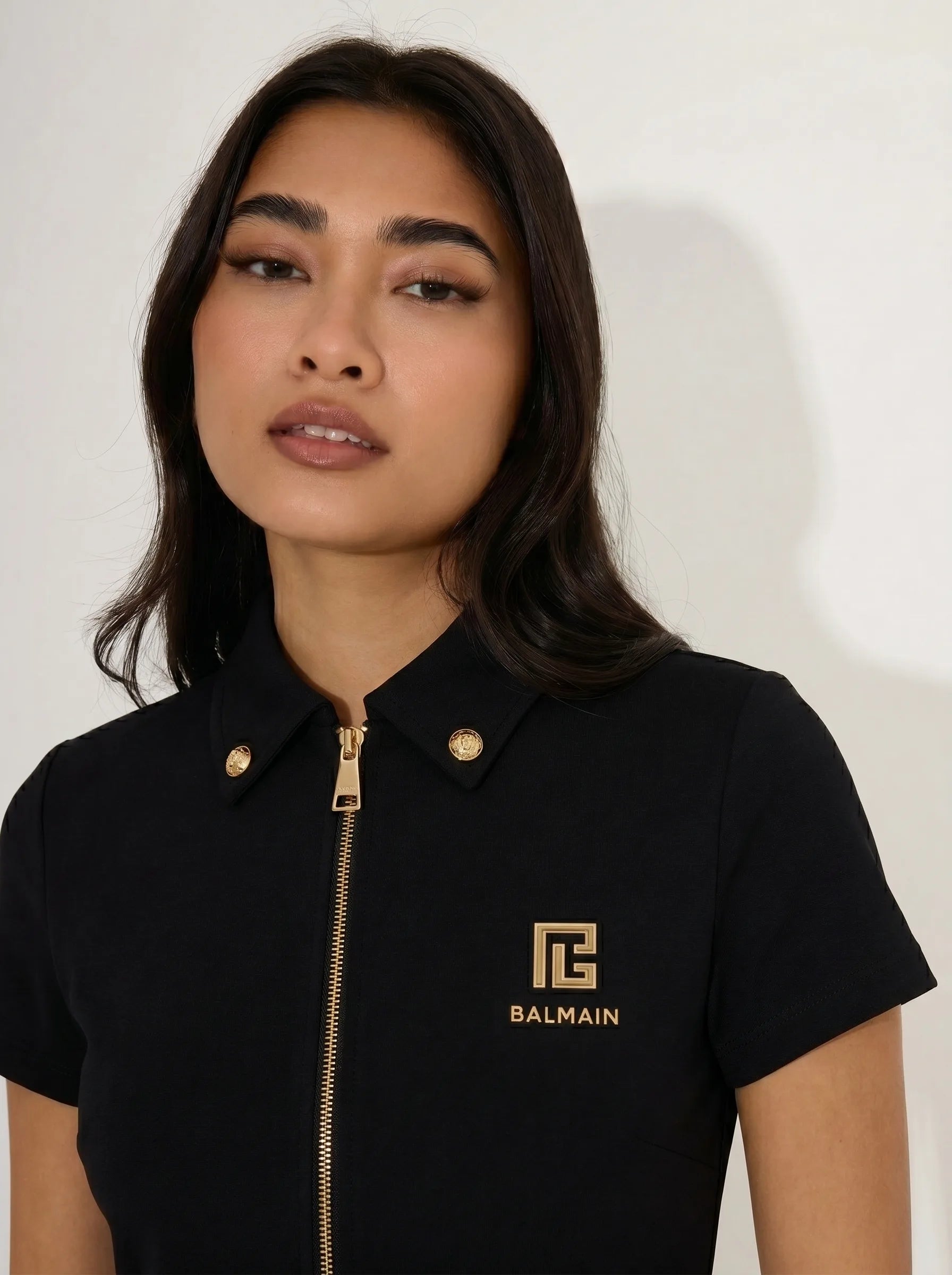 Robe polo noire fluide vue de dos pour femme par Xenia