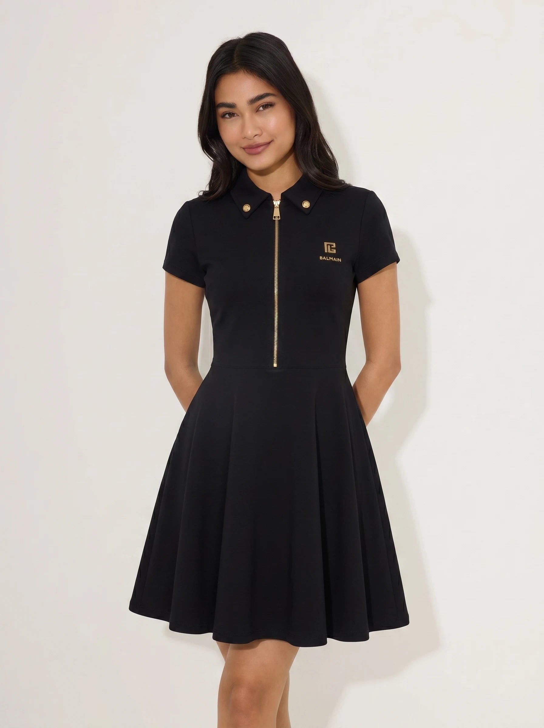 Détail du col polo et des boutons de la robe noire Xenia