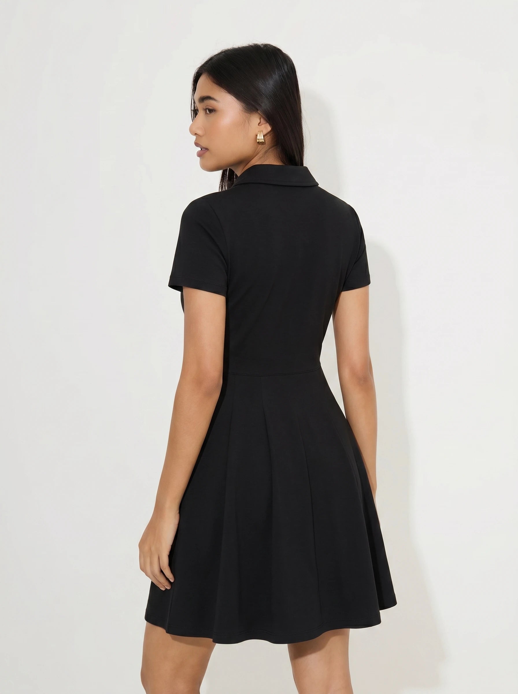Détail du col polo et des boutons de la robe noire Xenia