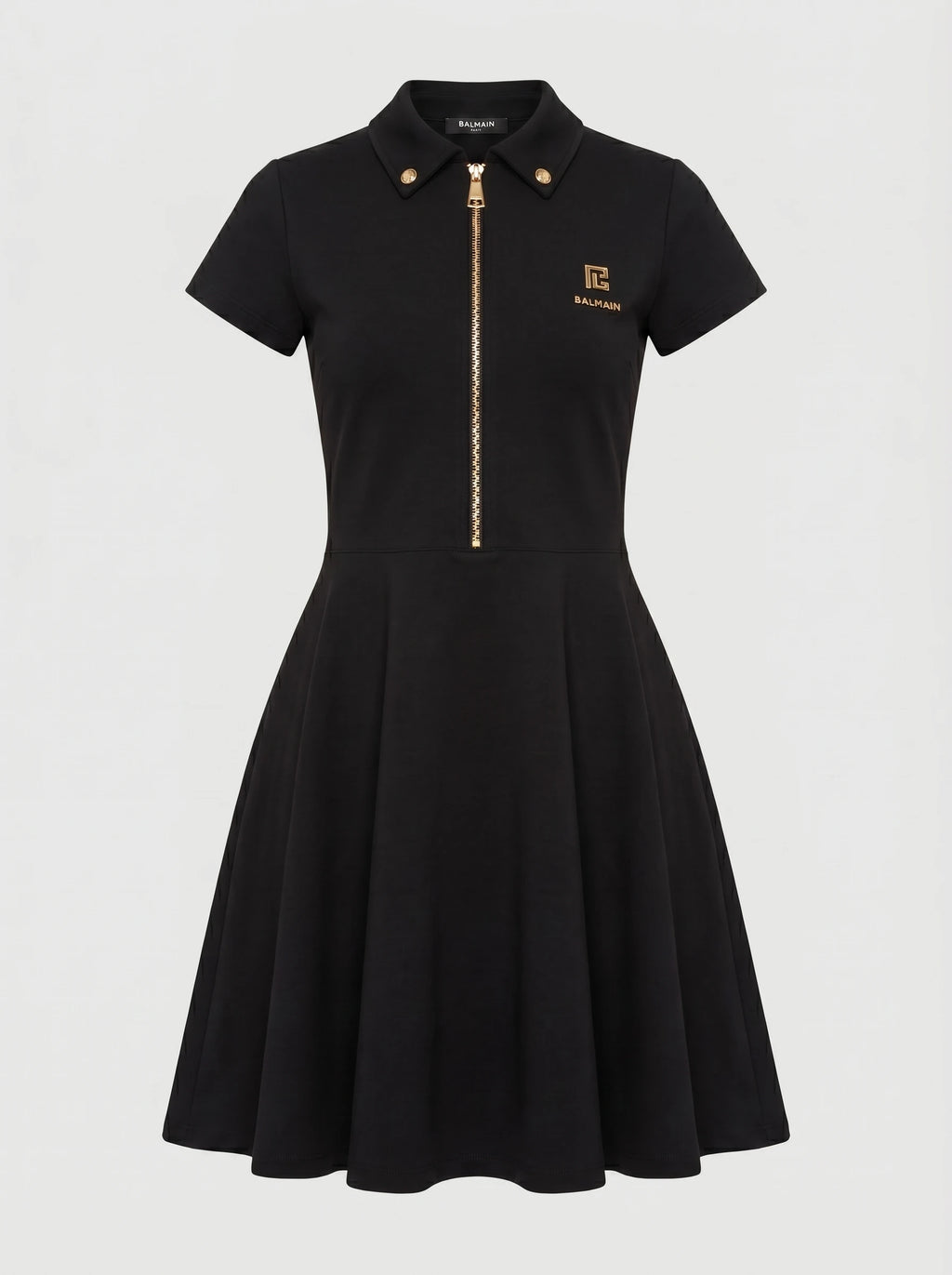 Détail du col polo et des boutons de la robe noire Xenia