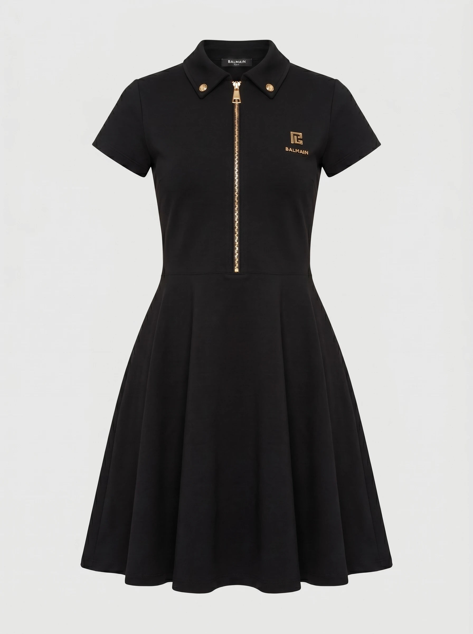 Détail du col polo et des boutons de la robe noire Xenia
